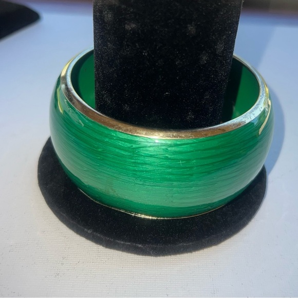 ♦️ Green and Silver Bangle Bracelet - Picture 3 of 3